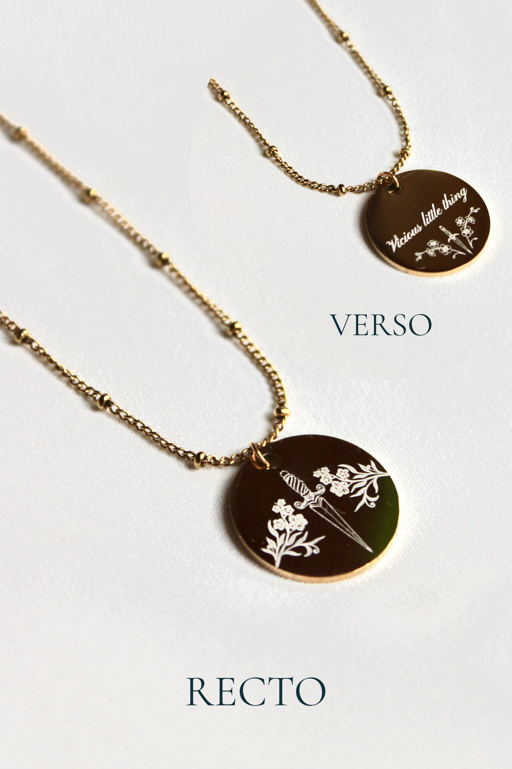 Collier gravé inspiré de livres  - Édition Littéraire Les Bijoux De Claclou