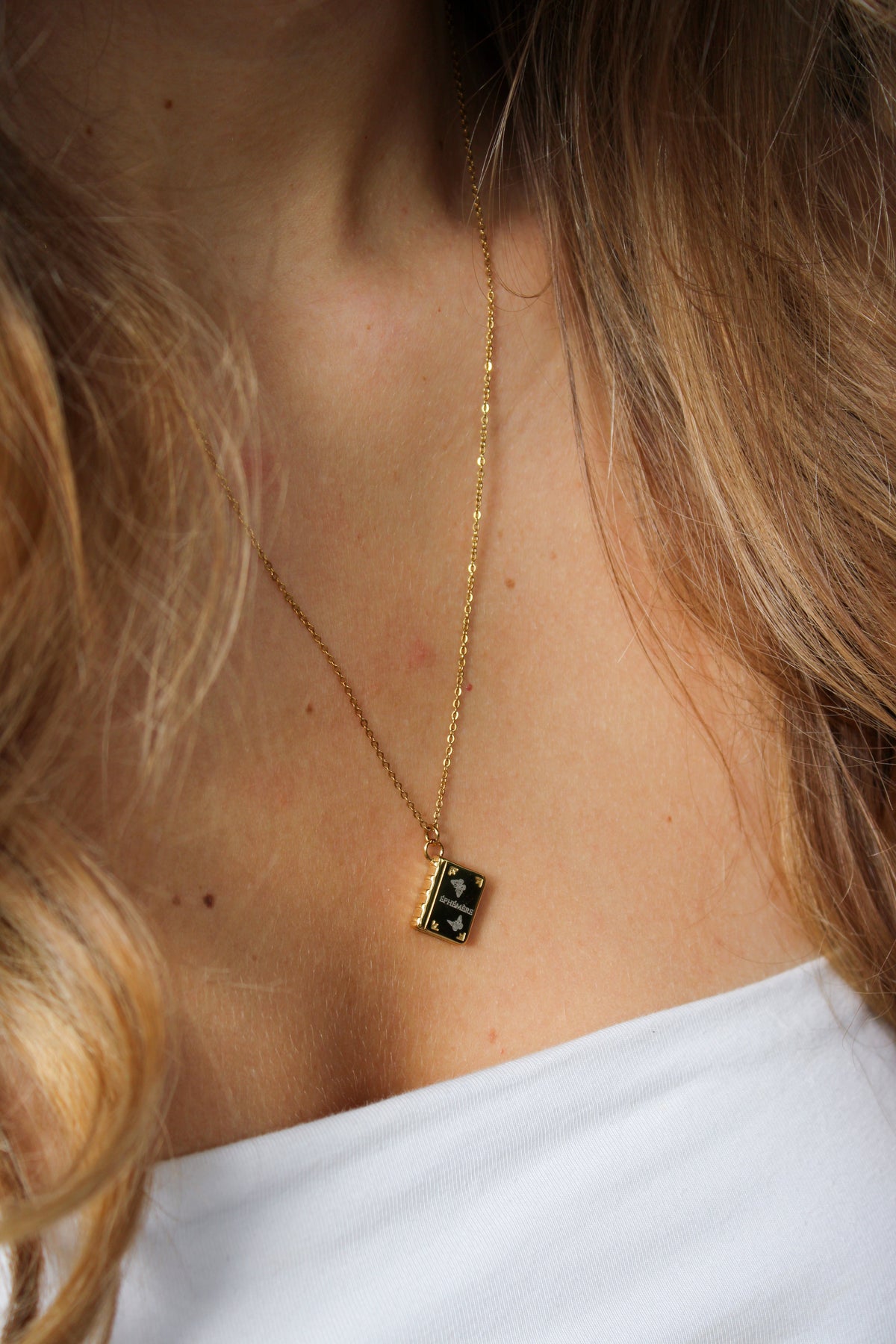 Collier Gravé Livre Personnalisable Les Bijoux De Claclou