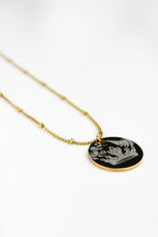 Collier gravé inspiré de livres  - Édition Littéraire Les Bijoux De Claclou