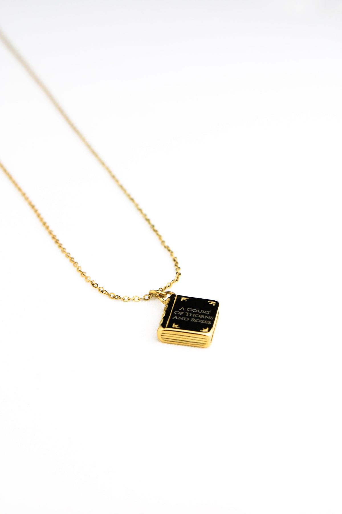 Collier Gravé Livre Personnalisable Les Bijoux De Claclou