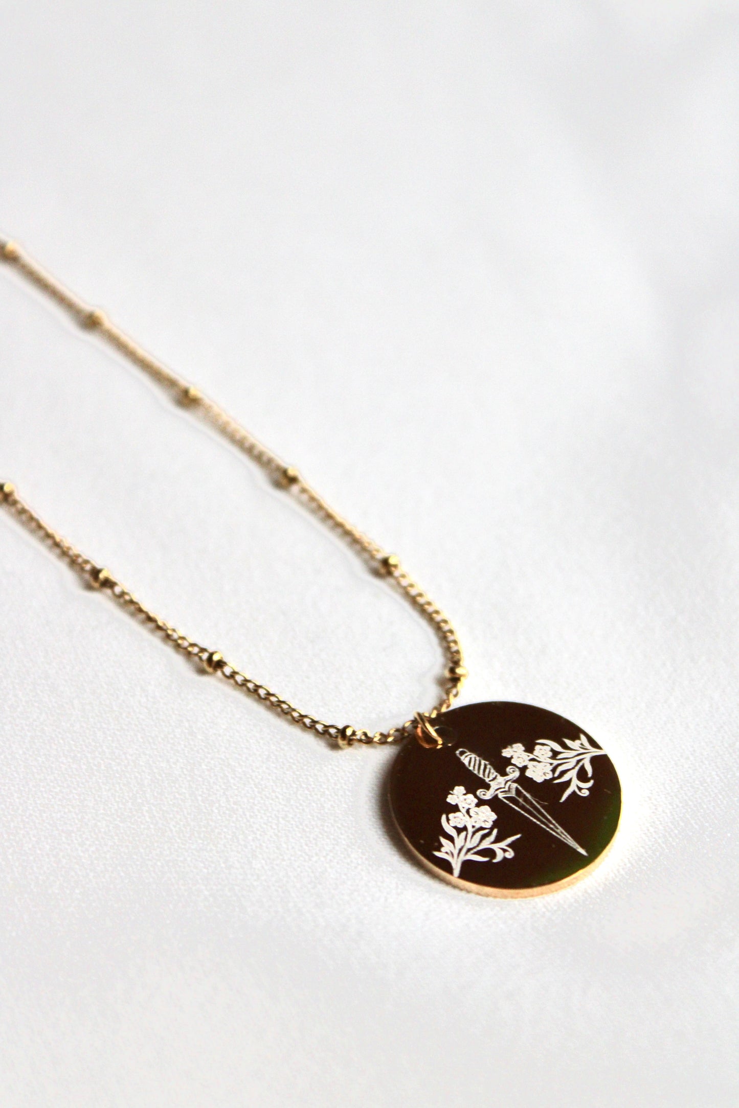 Collier gravé inspiré de livres  - Édition Littéraire Les Bijoux De Claclou