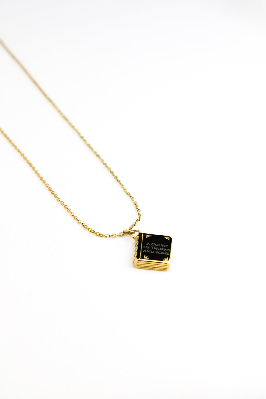 Collier Gravé Livre Personnalisable Les Bijoux De Claclou
